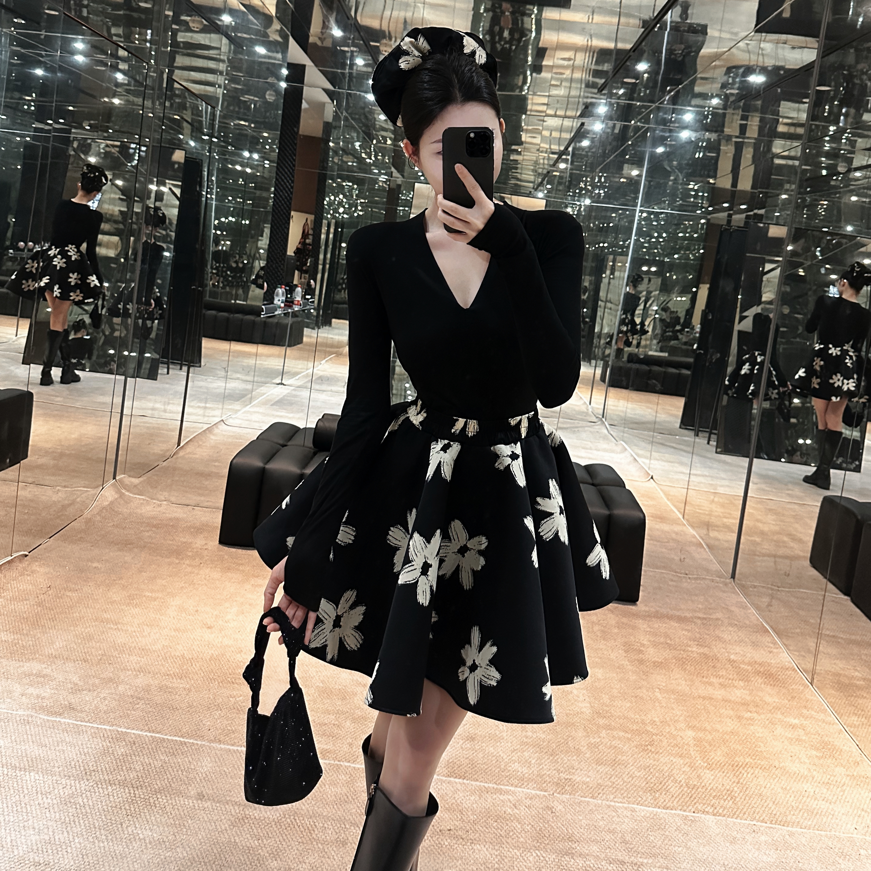 法式赫本风套装小白花黑裙宽松半身裙秋冬显瘦修身白花蓬蓬裙套装