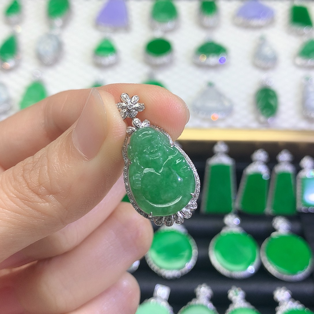 颈饰18K金镶嵌翡翠吊坠