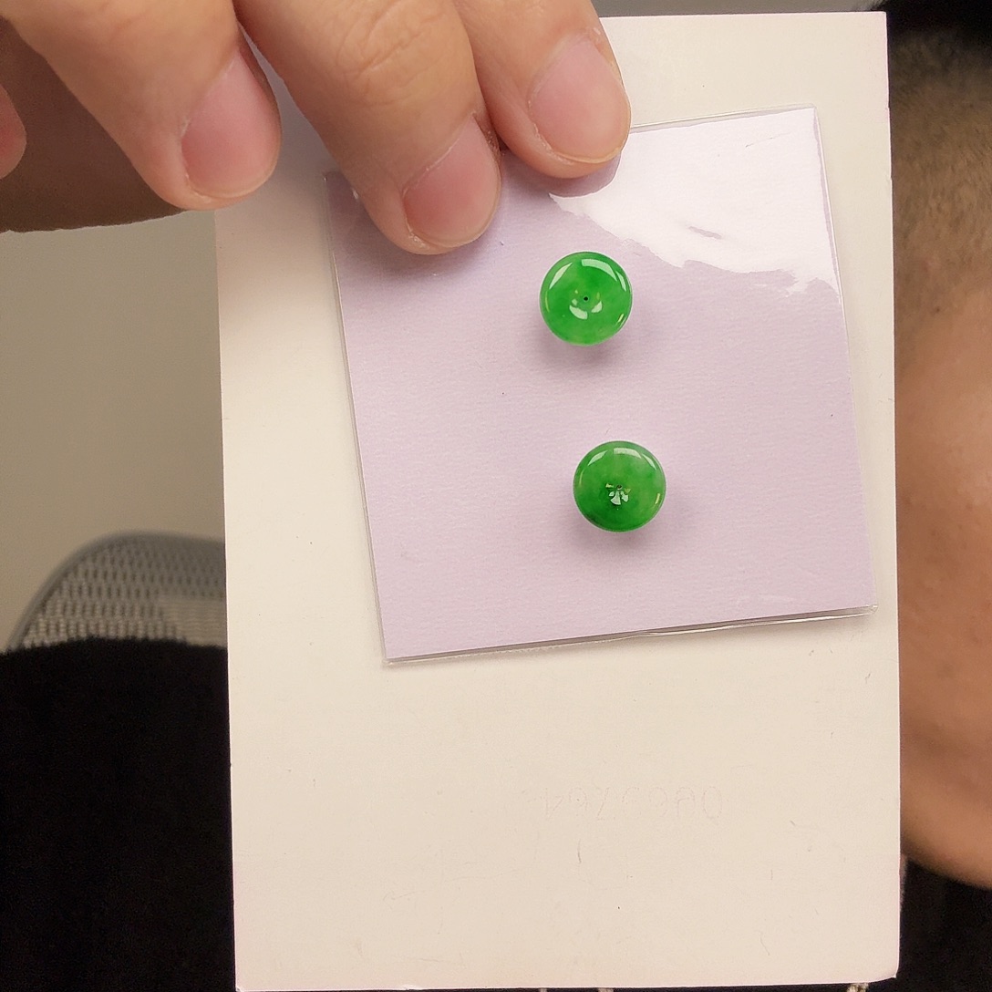 翡翠未镶嵌颈饰一对