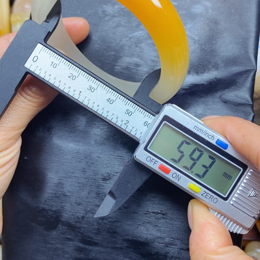 石英质玉（黄龙玉）颈饰未镶嵌