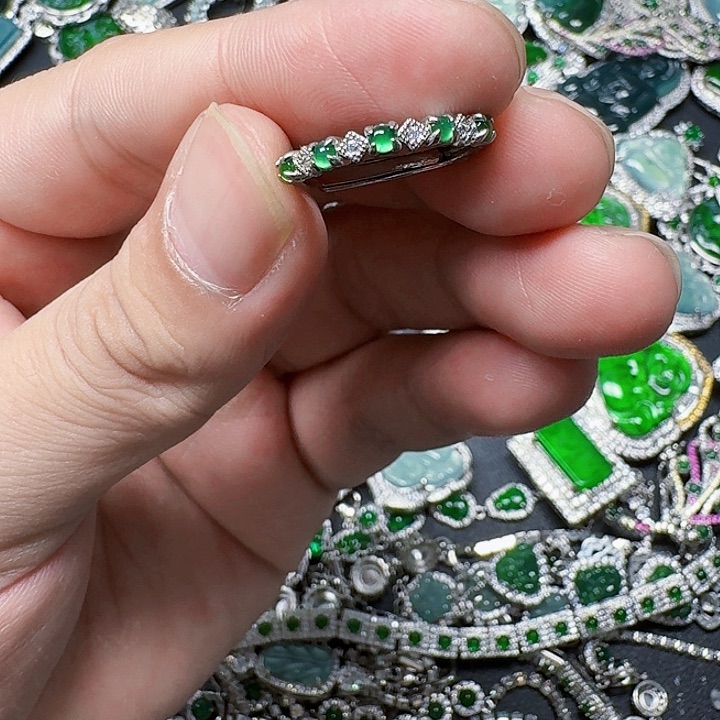 翡翠颈饰未镶嵌天然A货翡翠放漏