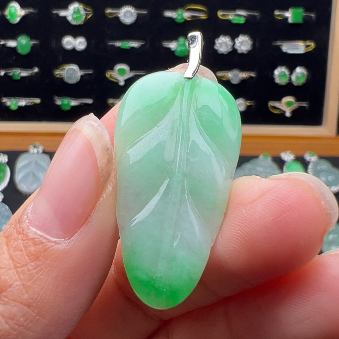 翡翠18K金镶嵌颈饰叶