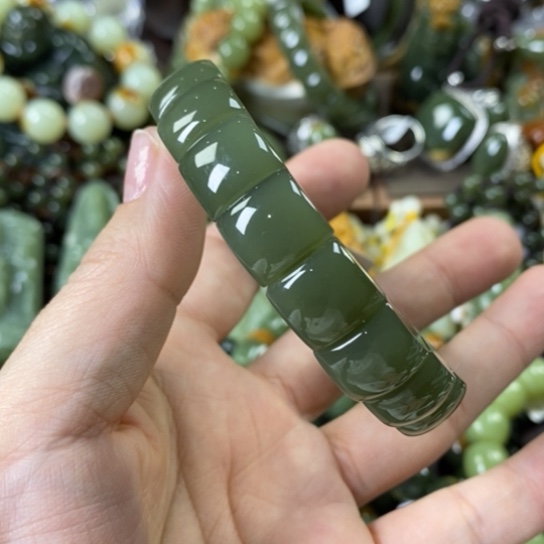 透闪石质玉手牌未镶嵌春*