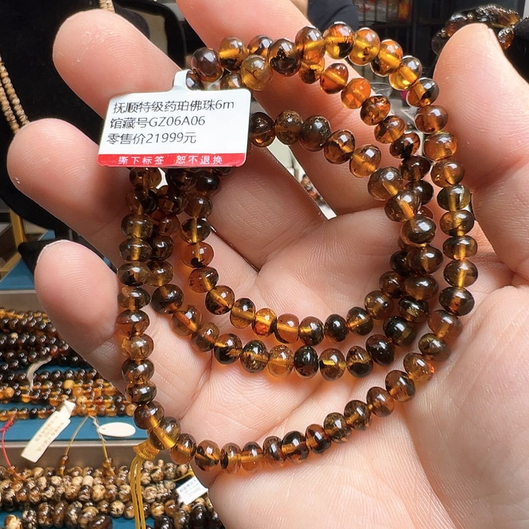 琥珀颈饰未镶嵌抚顺