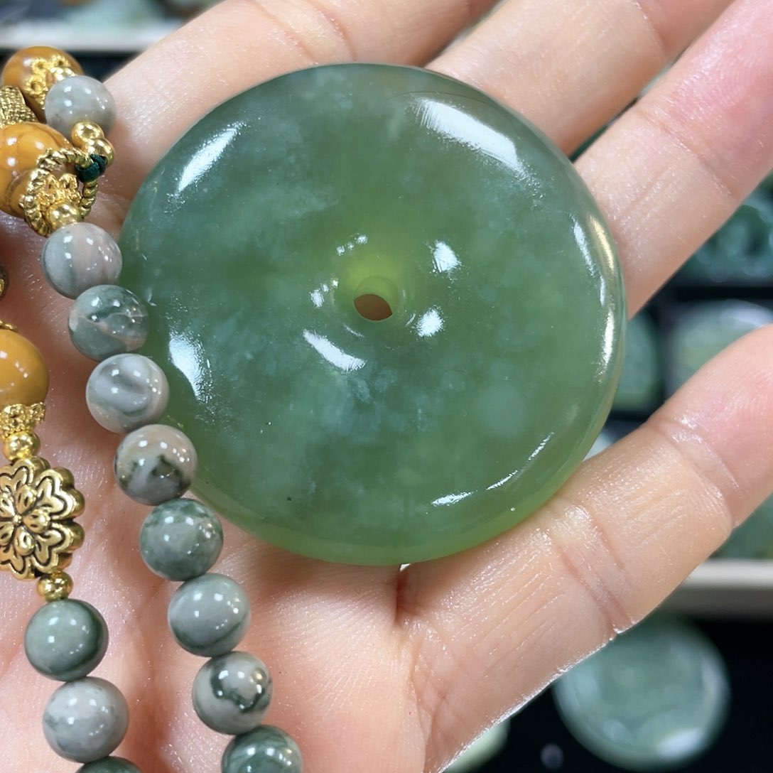 蛇纹石玉颈饰合金