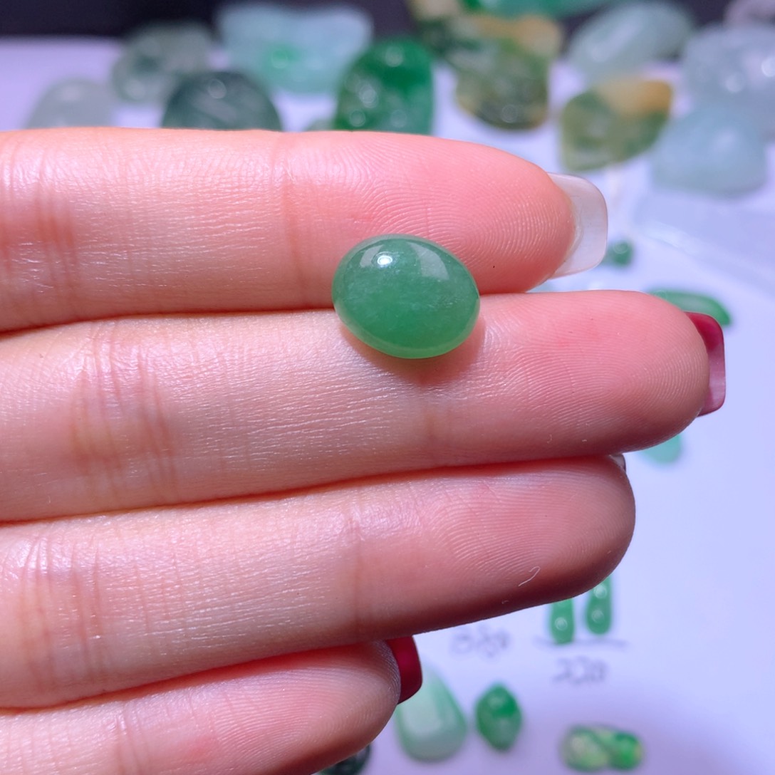 翡翠颈饰未镶嵌蛋。  东武