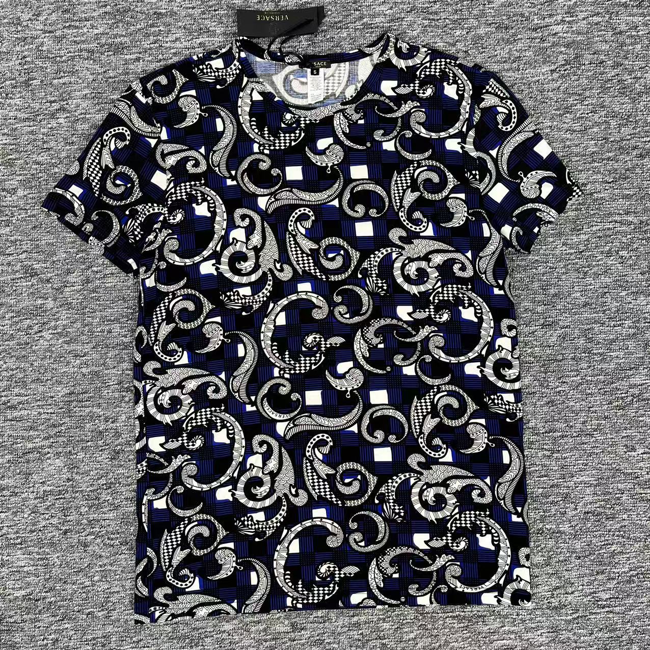 全新未使用 VERSACE/范思哲 腰果满印圆领短袖/s码/未使用wk1028