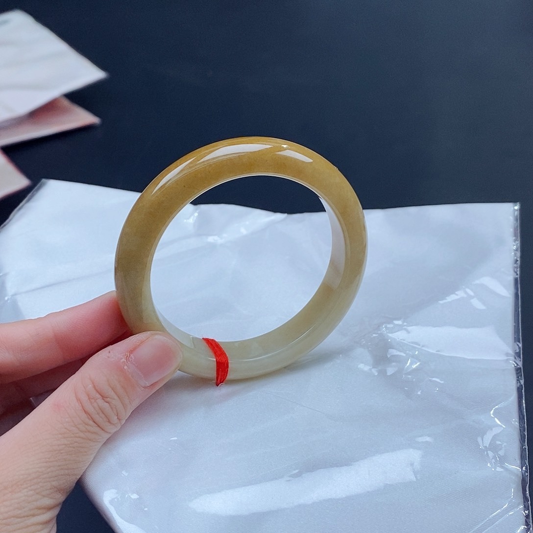 翡翠手镯未镶嵌翡翠