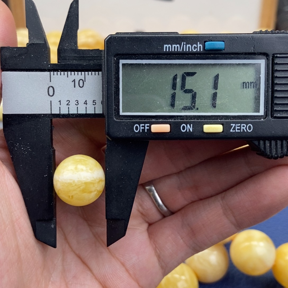 自***风琥珀未镶嵌裸石蜜蜡