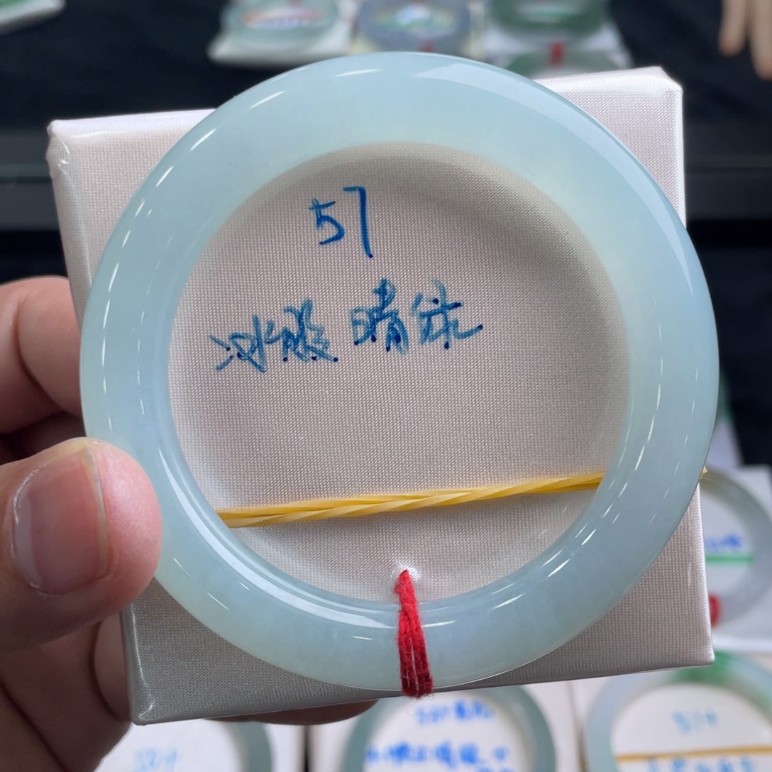 翡翠手镯未镶嵌翡翠手镯