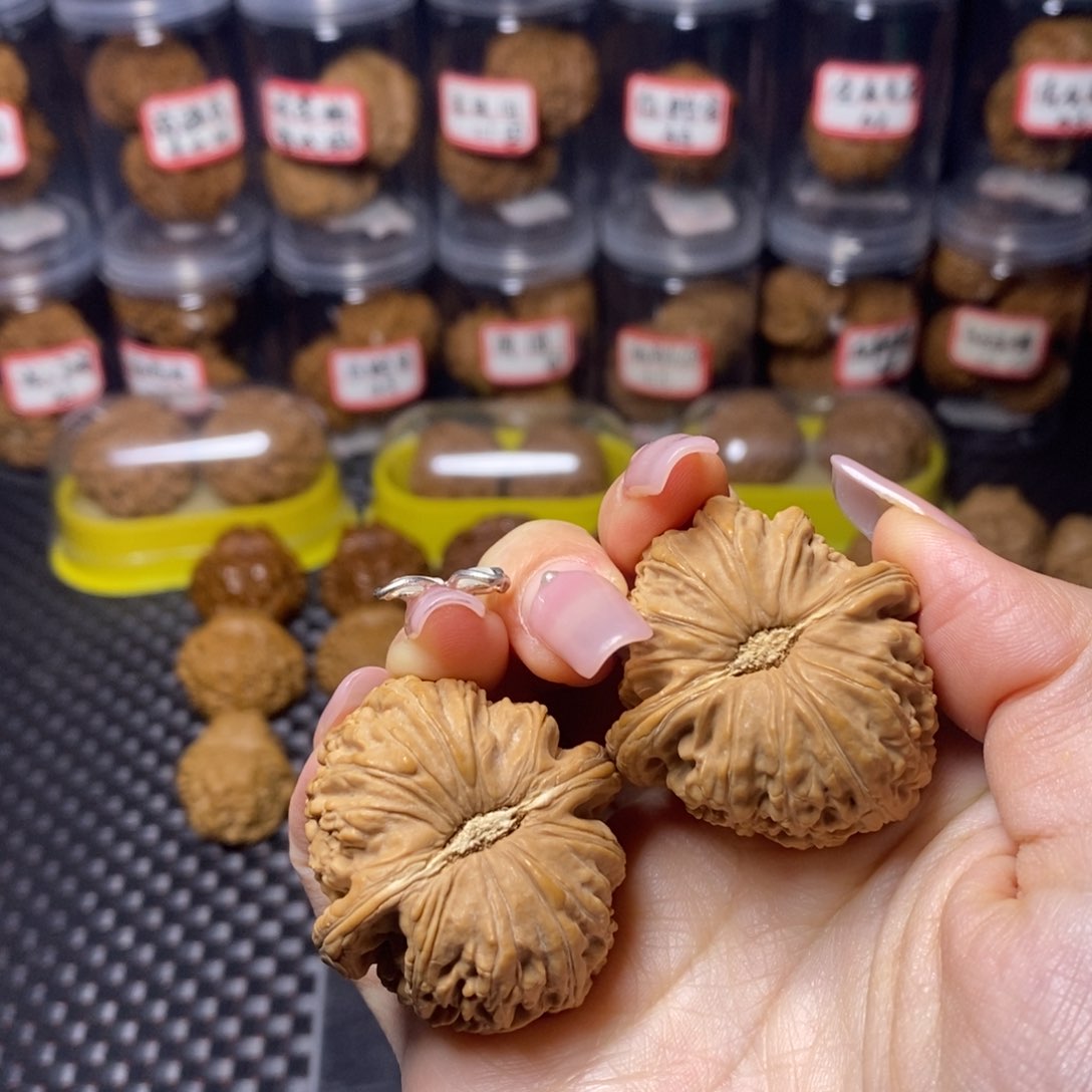 文玩核桃吊坠凹底全品白狮子39肚子38边