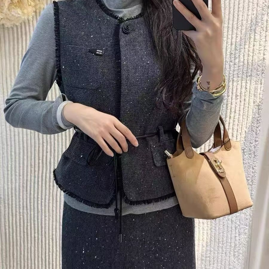 《朵妈衣橱》秋季小香风名媛气质无袖马甲长袖打底衫半身裙套装