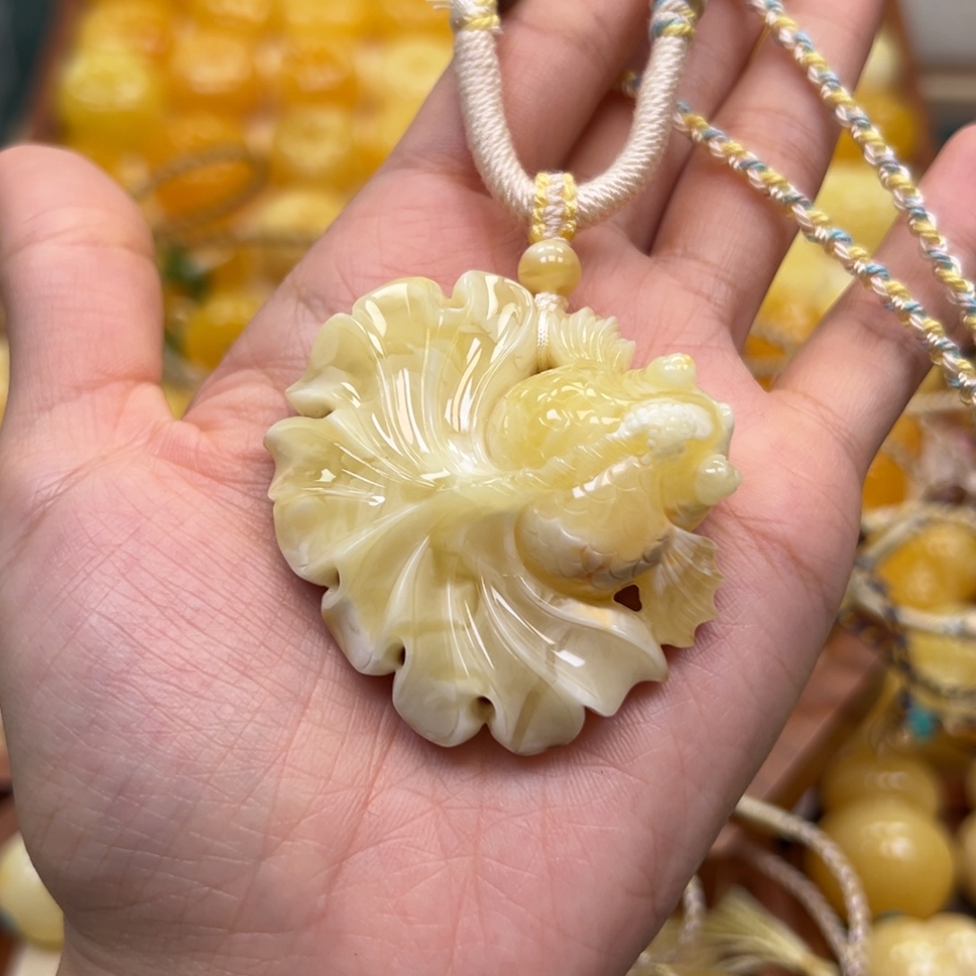 琥珀未镶嵌颈饰蜜蜡