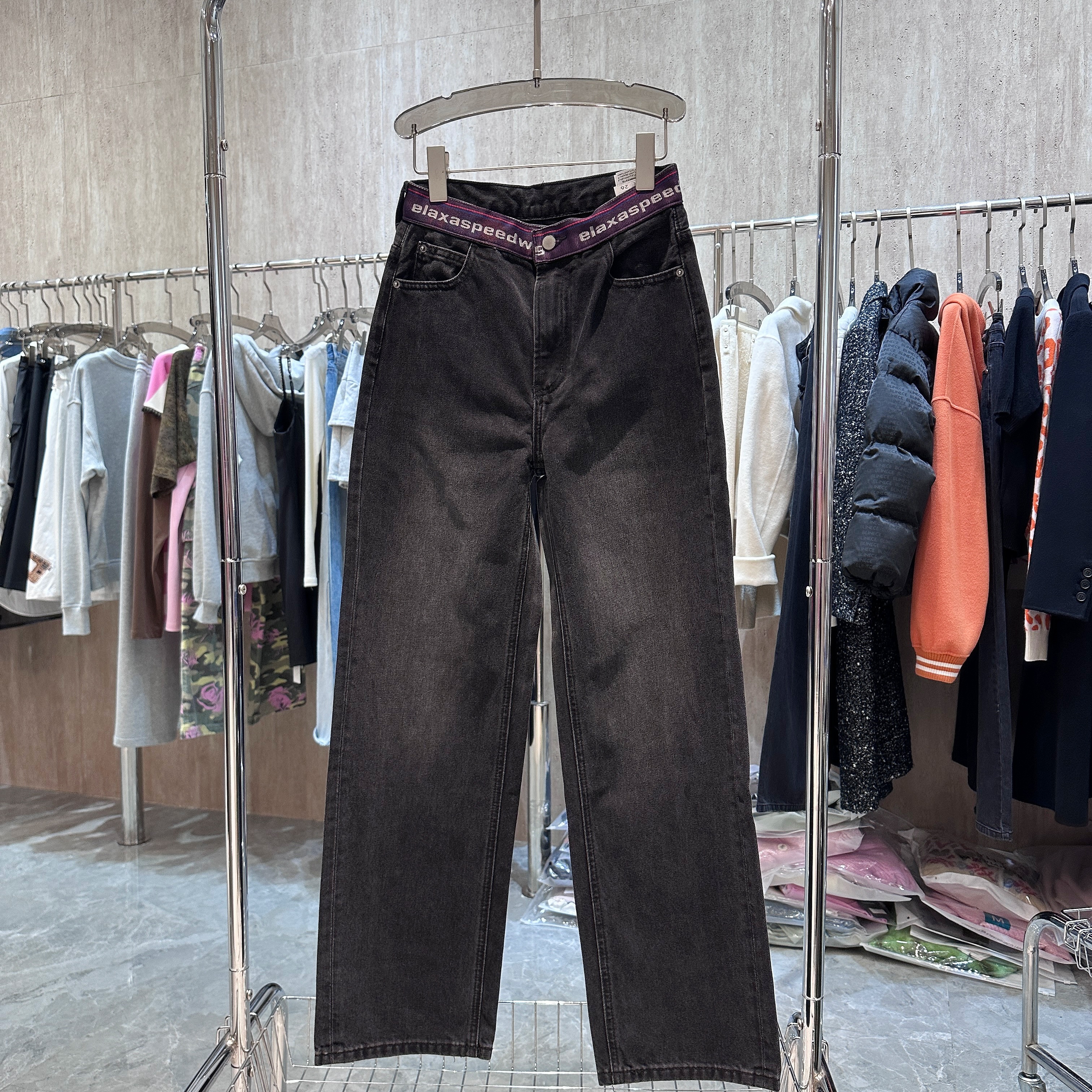 黑色字母腰边牛仔裤休闲时尚