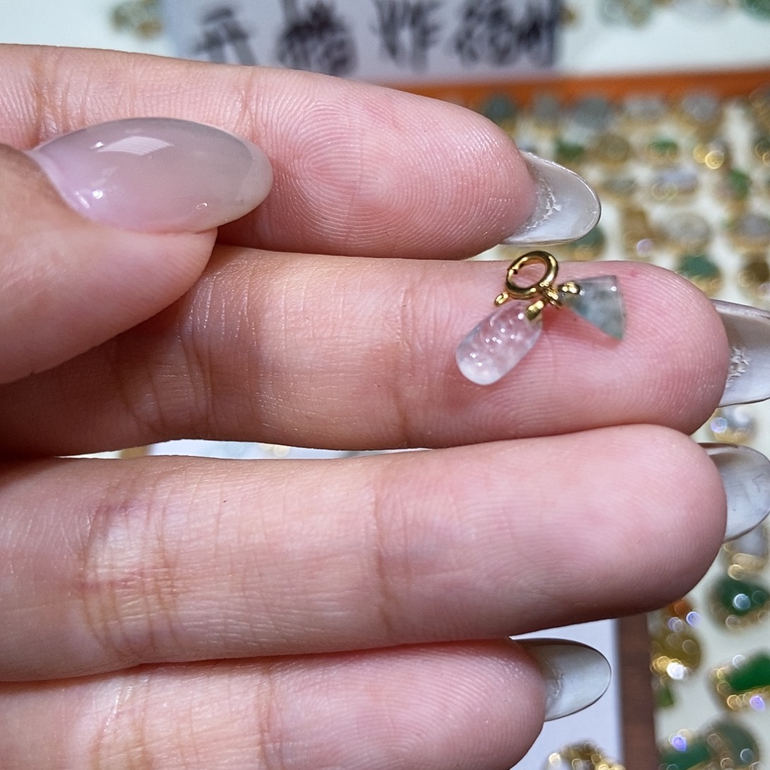 翡翠18K金镶嵌颈饰111