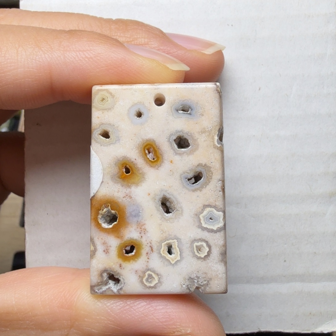 石英质玉未镶嵌藕粉再生晶洞花纹