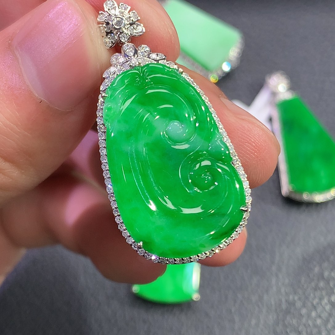 翡翠吊坠(赠链)18K金镶嵌