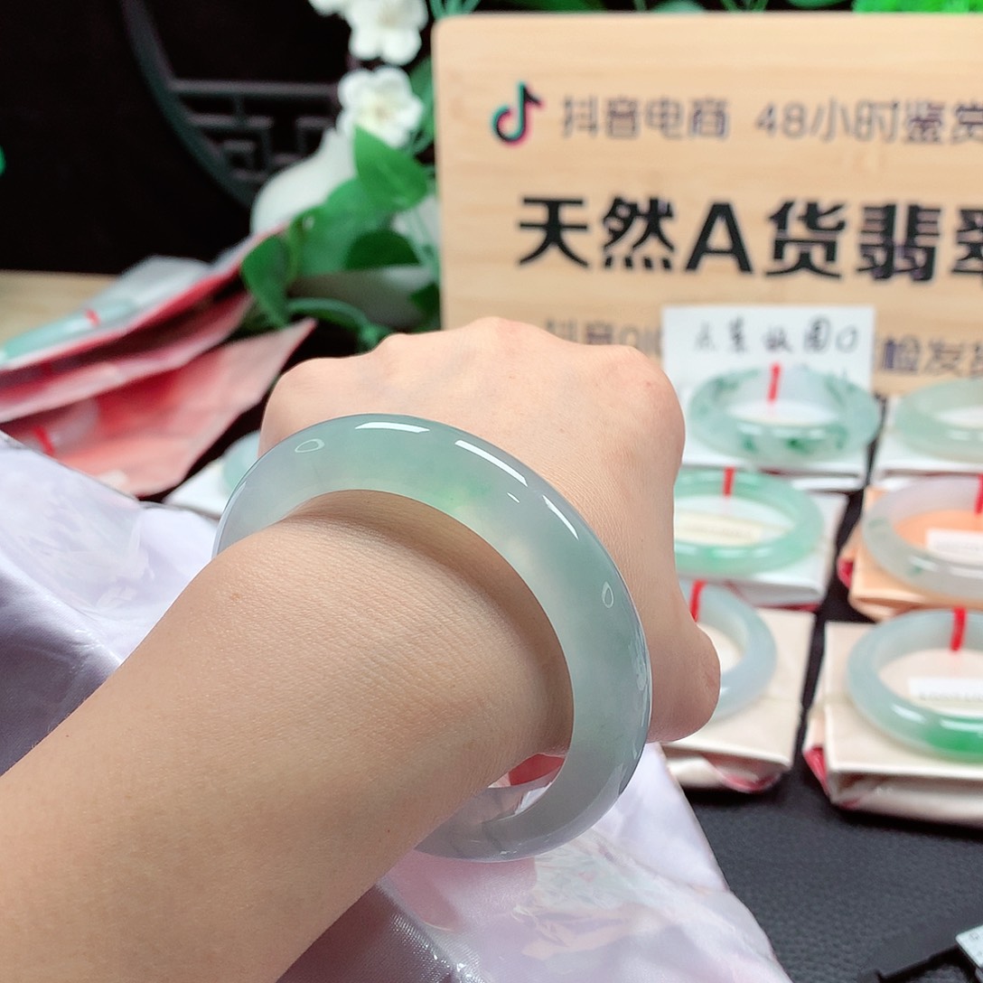 翡翠手镯未镶嵌天然A货翡翠手镯   