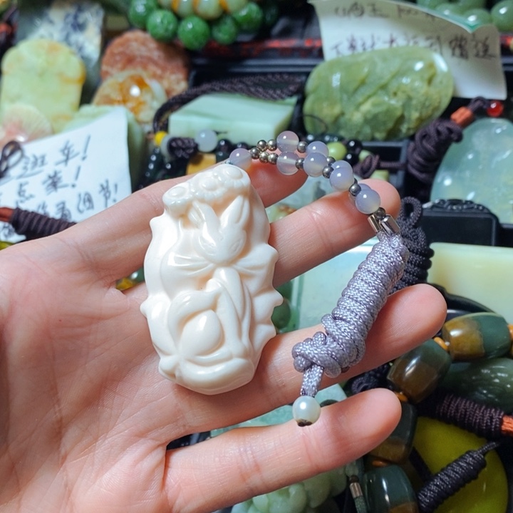 蛇纹石玉颈饰未镶嵌