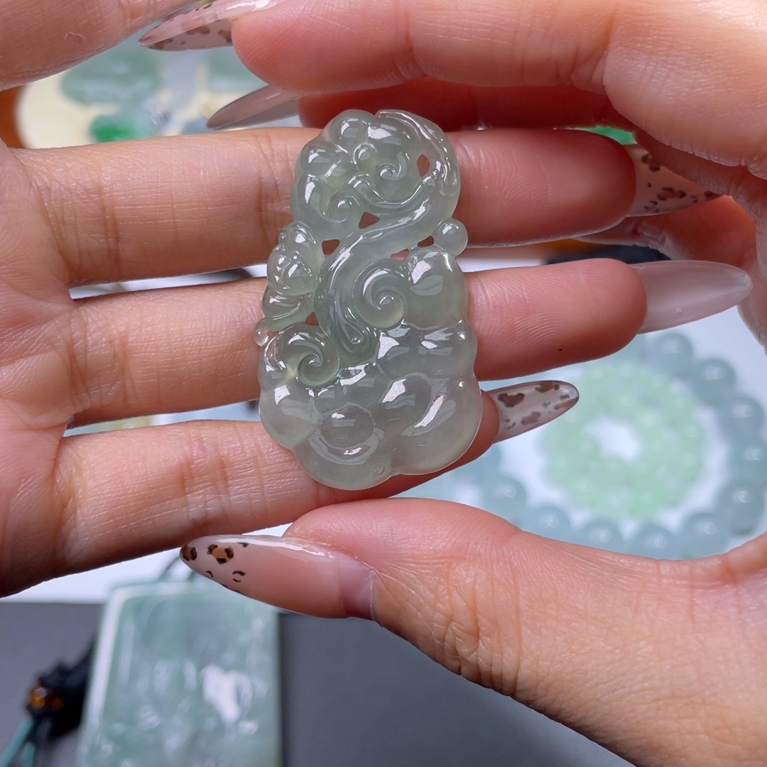 翡翠颈饰未镶嵌如意