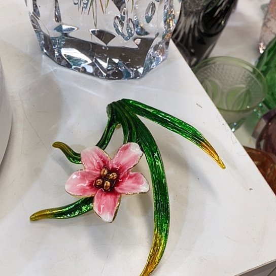 琉璃花瓶高10厘米宽8厘米