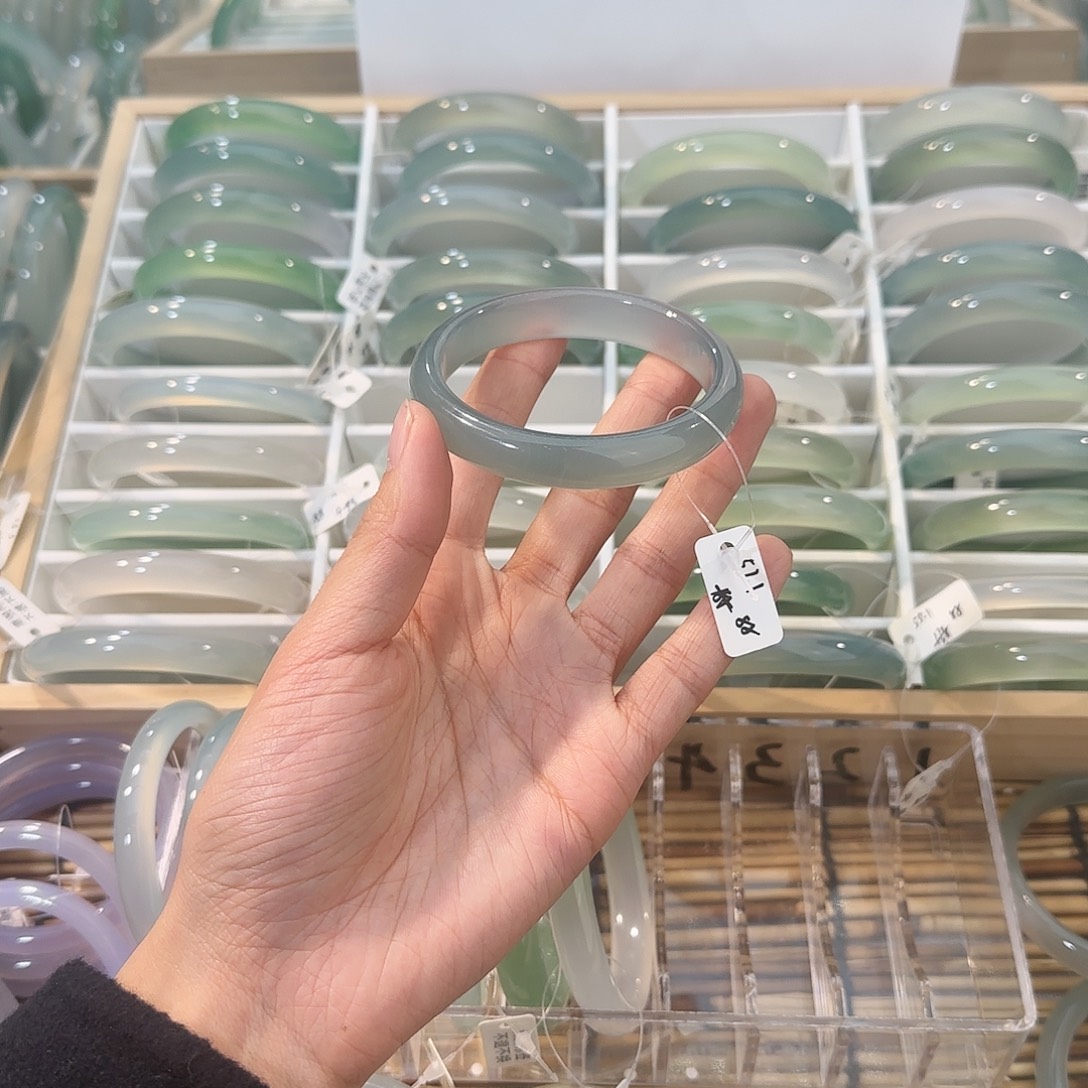 玛瑙/玉髓未镶嵌手镯圈口57.1