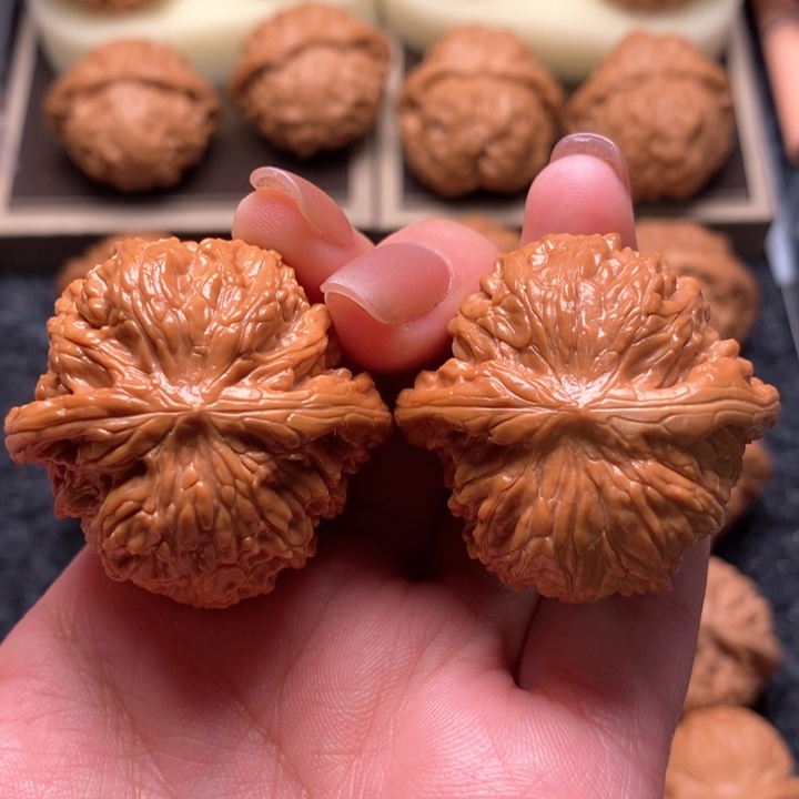 文玩核桃把件野生红皮正磨38