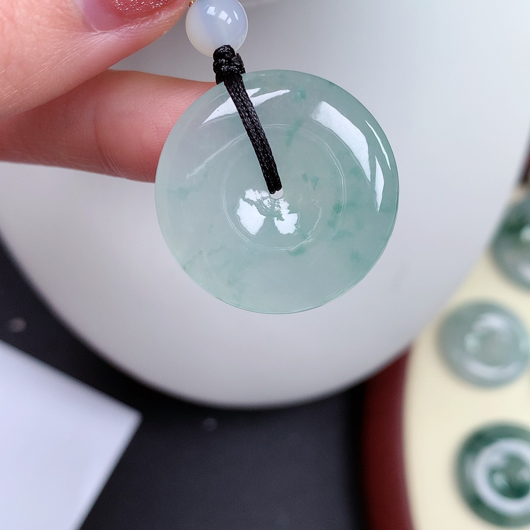 翡翠颈饰未镶嵌平安扣