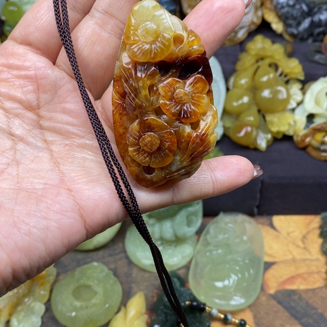 蛇纹石玉颈饰未镶嵌