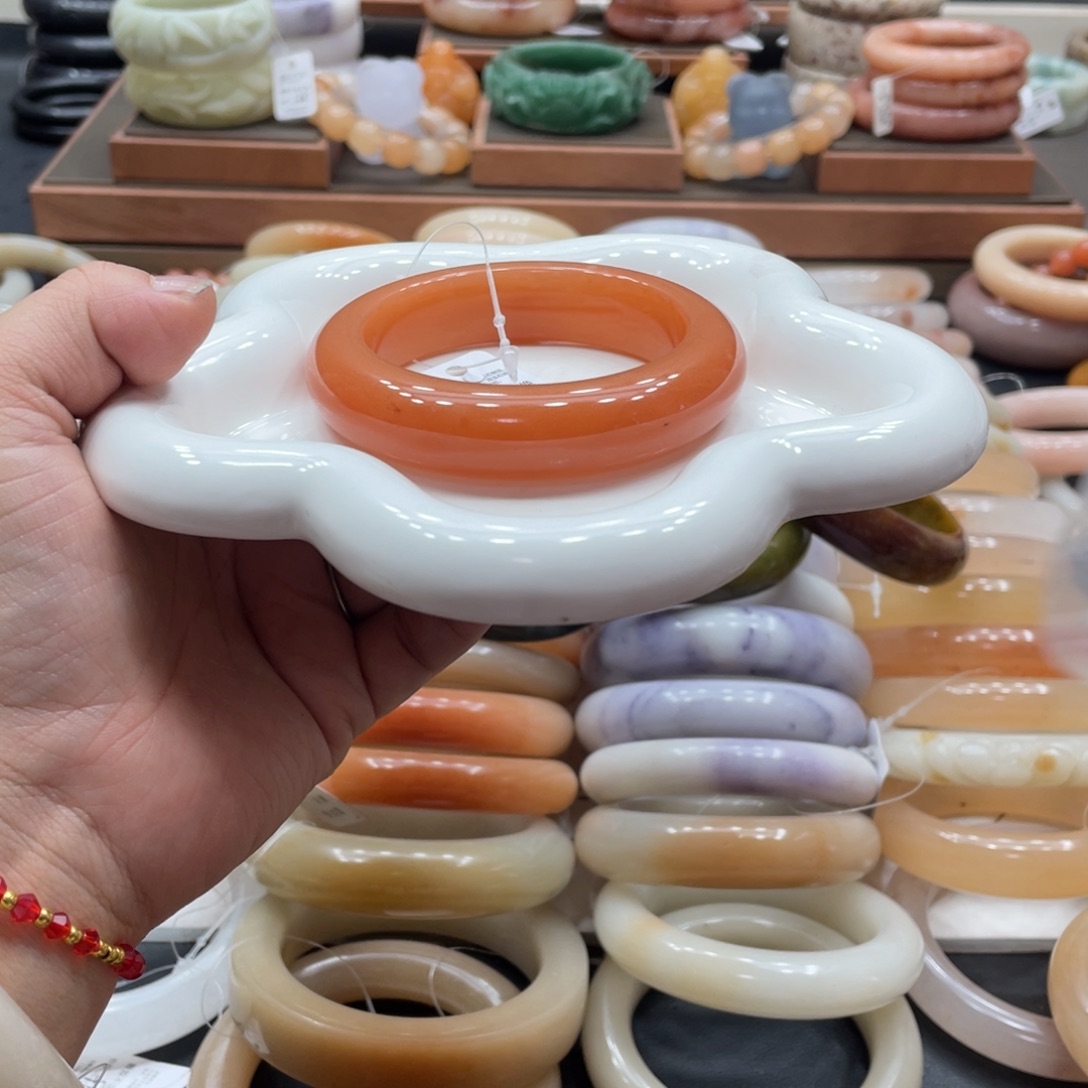 石英岩玉手镯未镶嵌芝****?