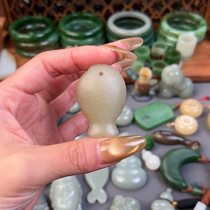 雾***.和田玉（糖玉）未镶嵌颈饰