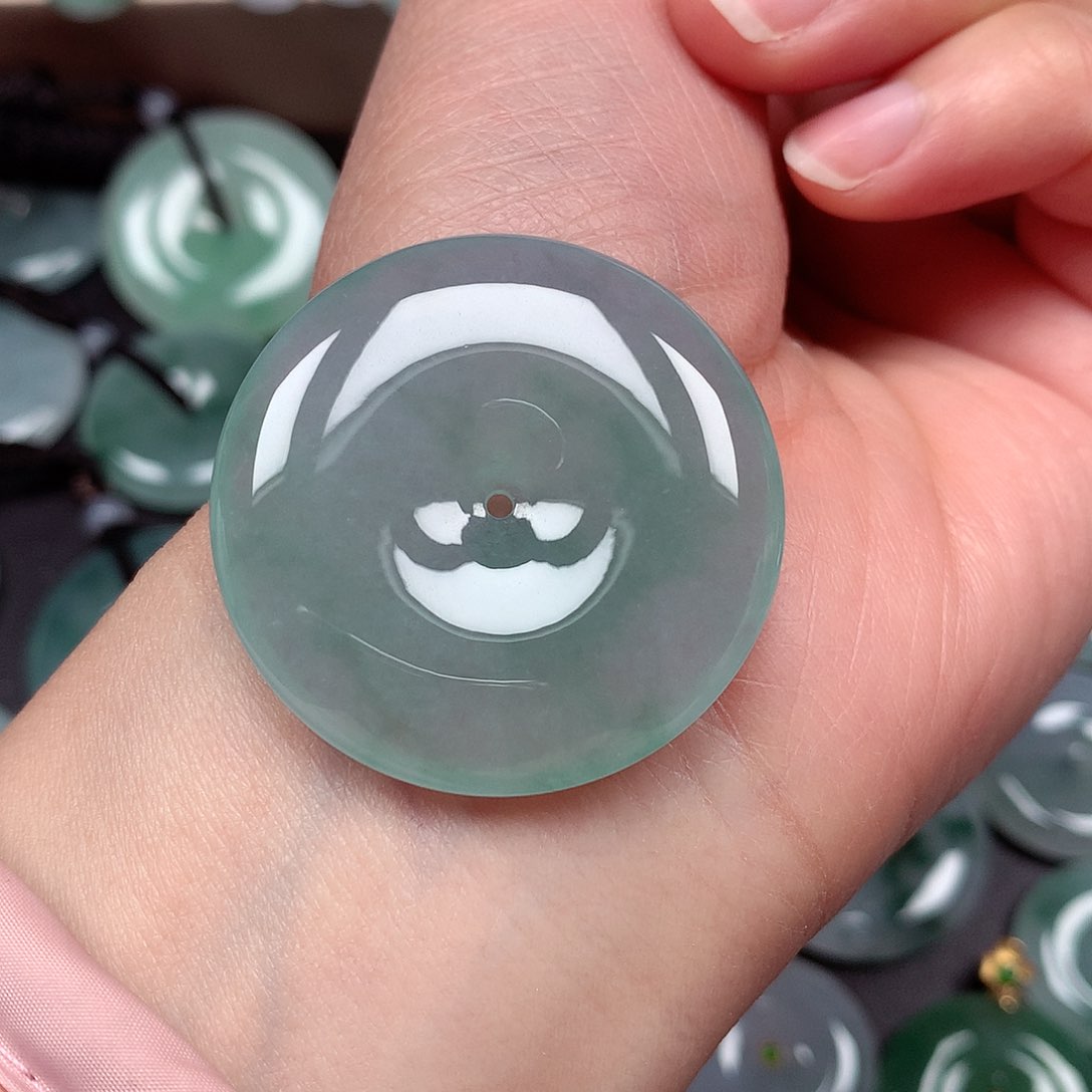 翡翠颈饰未镶嵌平安扣