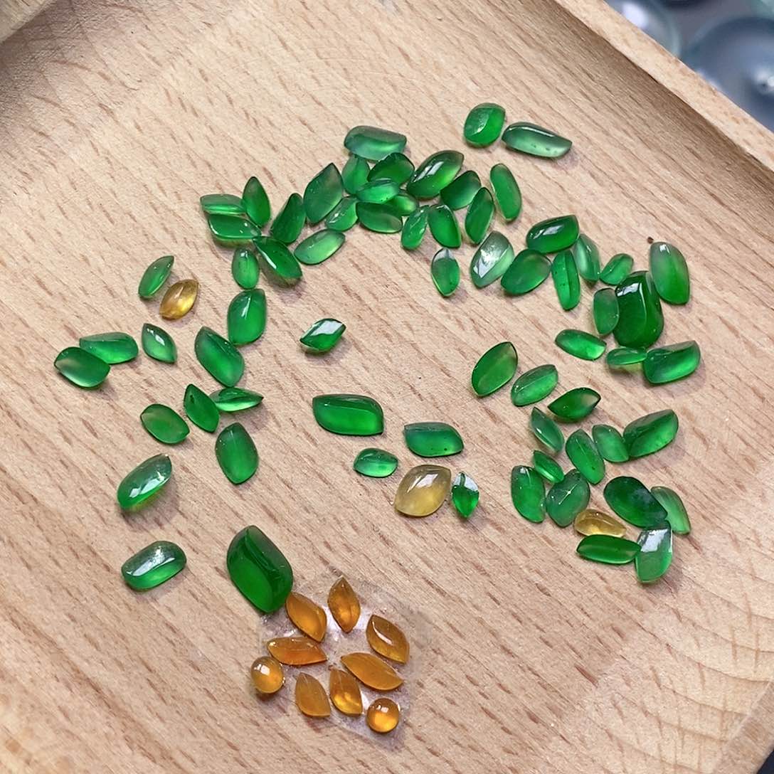 翡翠颈饰未镶嵌和****》翡翠