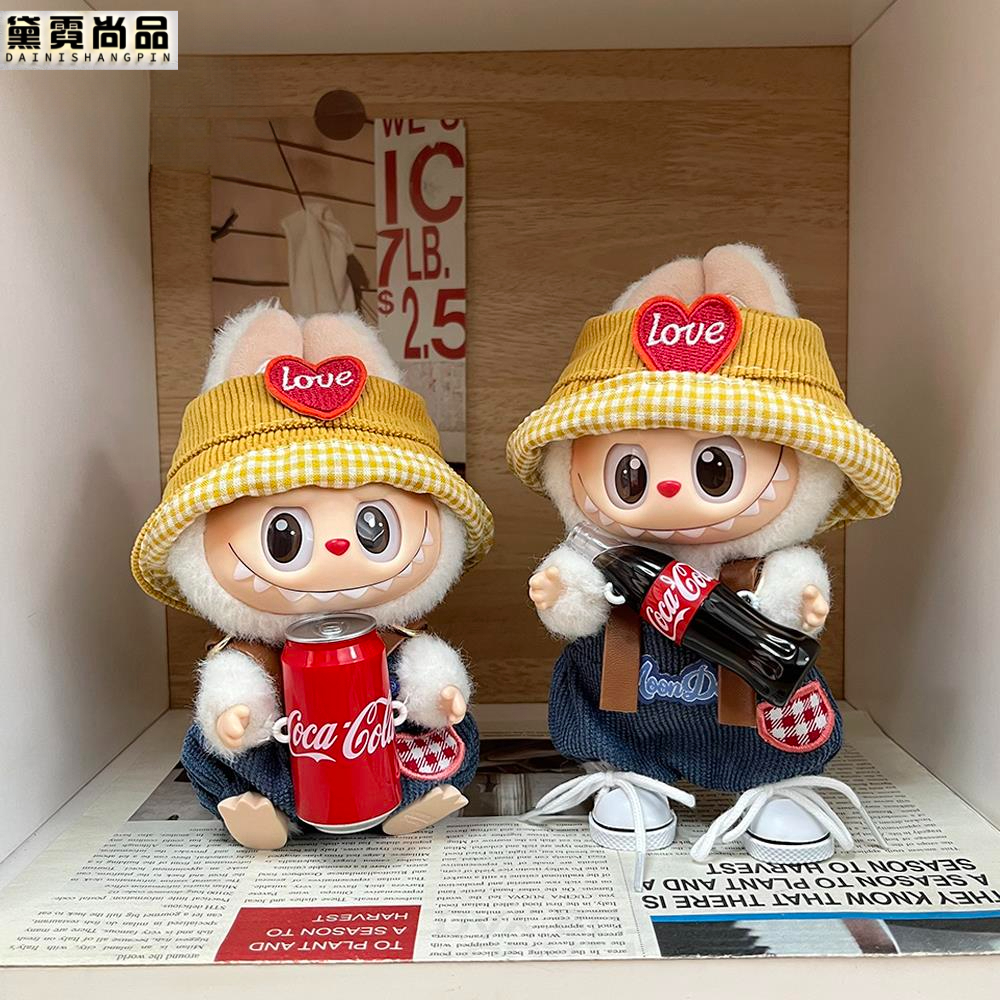 泡泡玛特可乐拉布布娃衣坐坐labubu衣服惊喜特摇渔夫帽背带裤夏潮