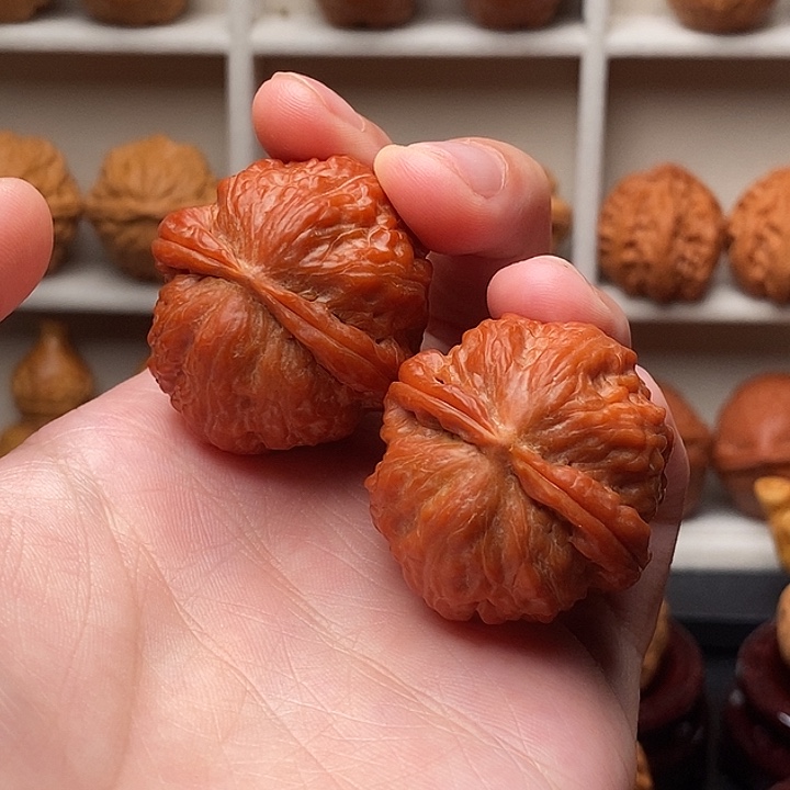 文玩核桃吊坠皇冠。              