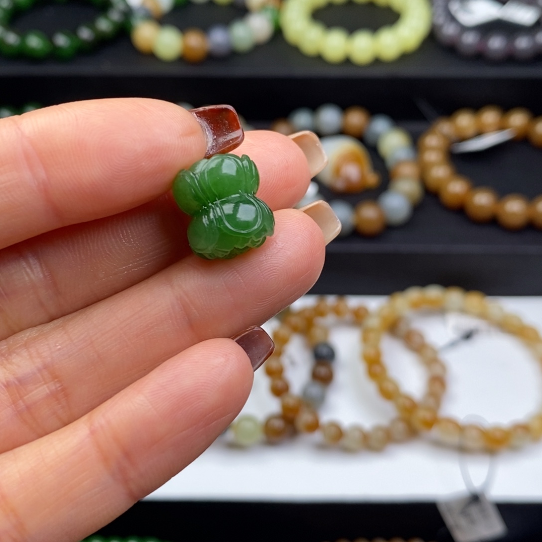 四***月和田玉未镶嵌手串