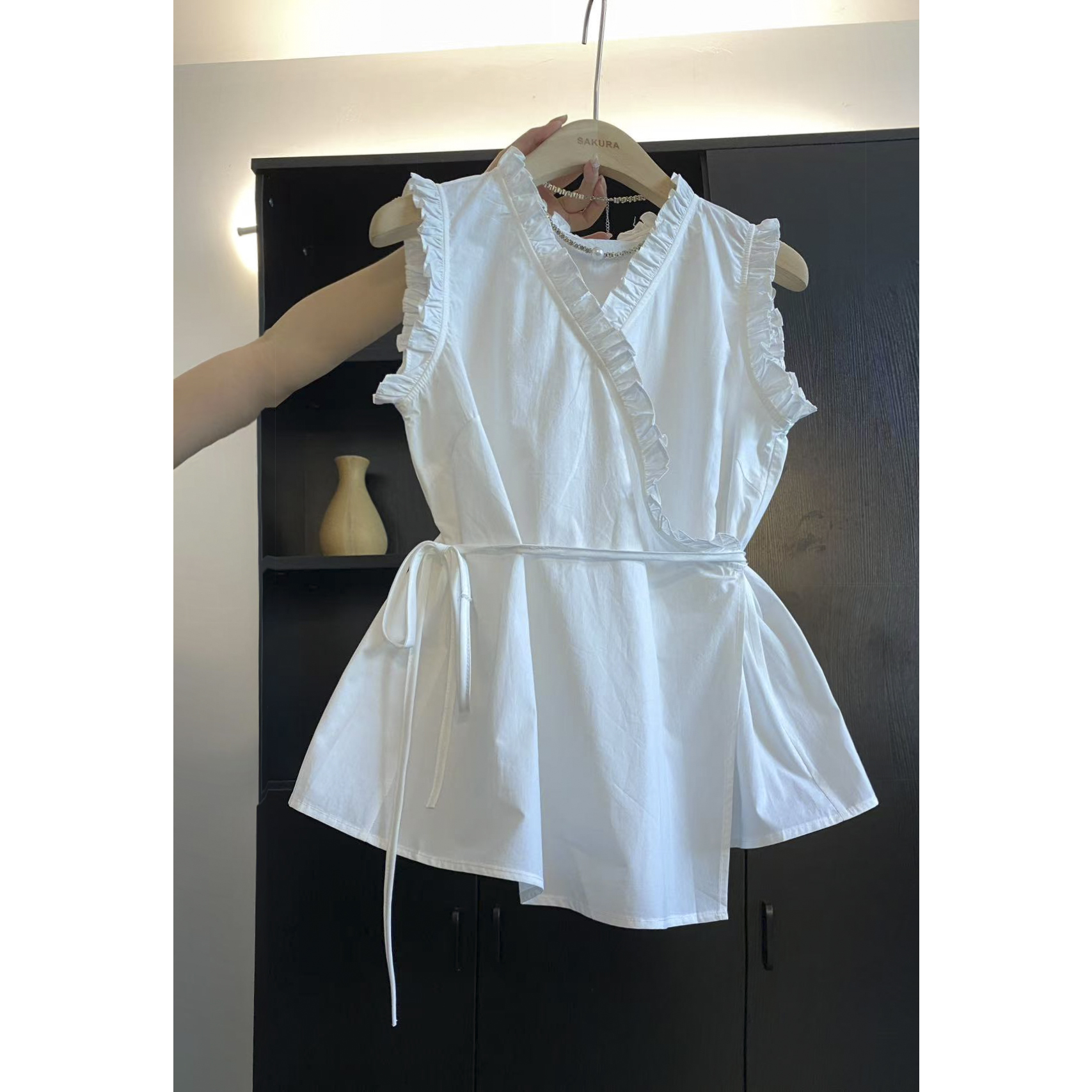 璎婲sᴀᴋᴜʀᴀ【冰玉白茶】金韩版设计感收腰绑带无袖木耳边背心衬衫