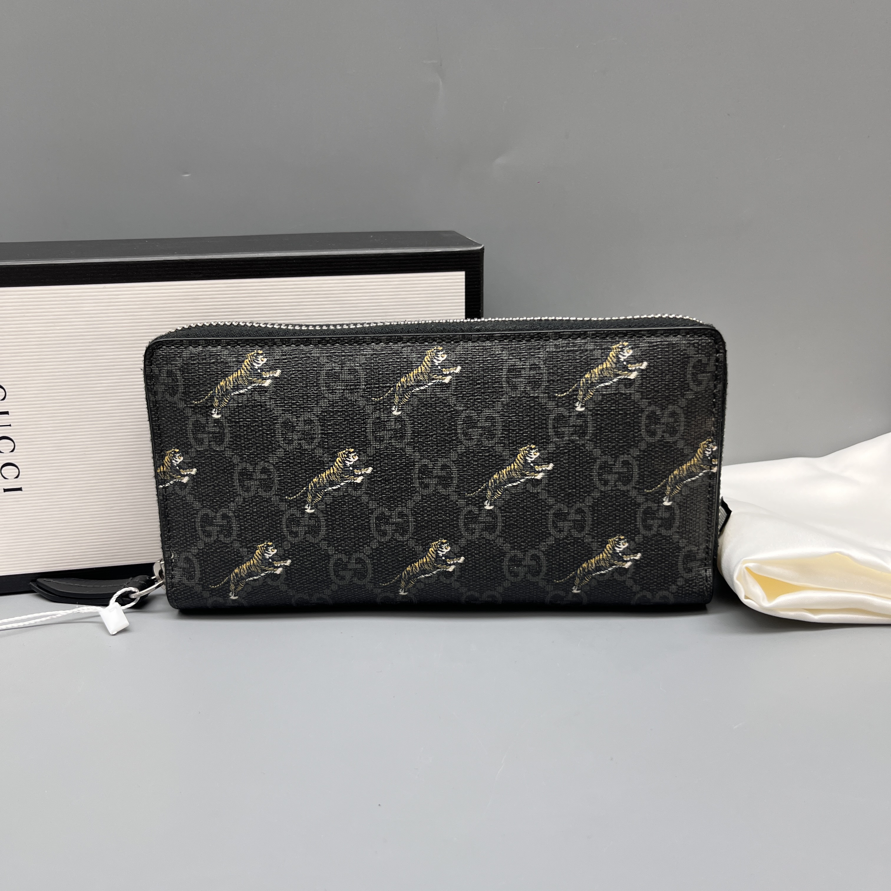 95新 GUCCI/古驰 黑色老虎印花长款拉链钱包 尺寸19*10 SV18233
