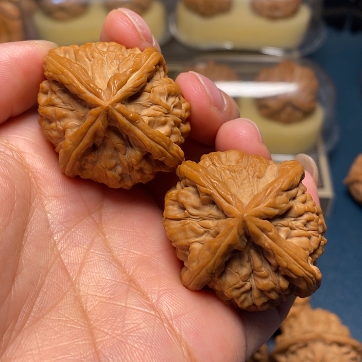 【闪购商品】文玩核桃把件好**见正四棱