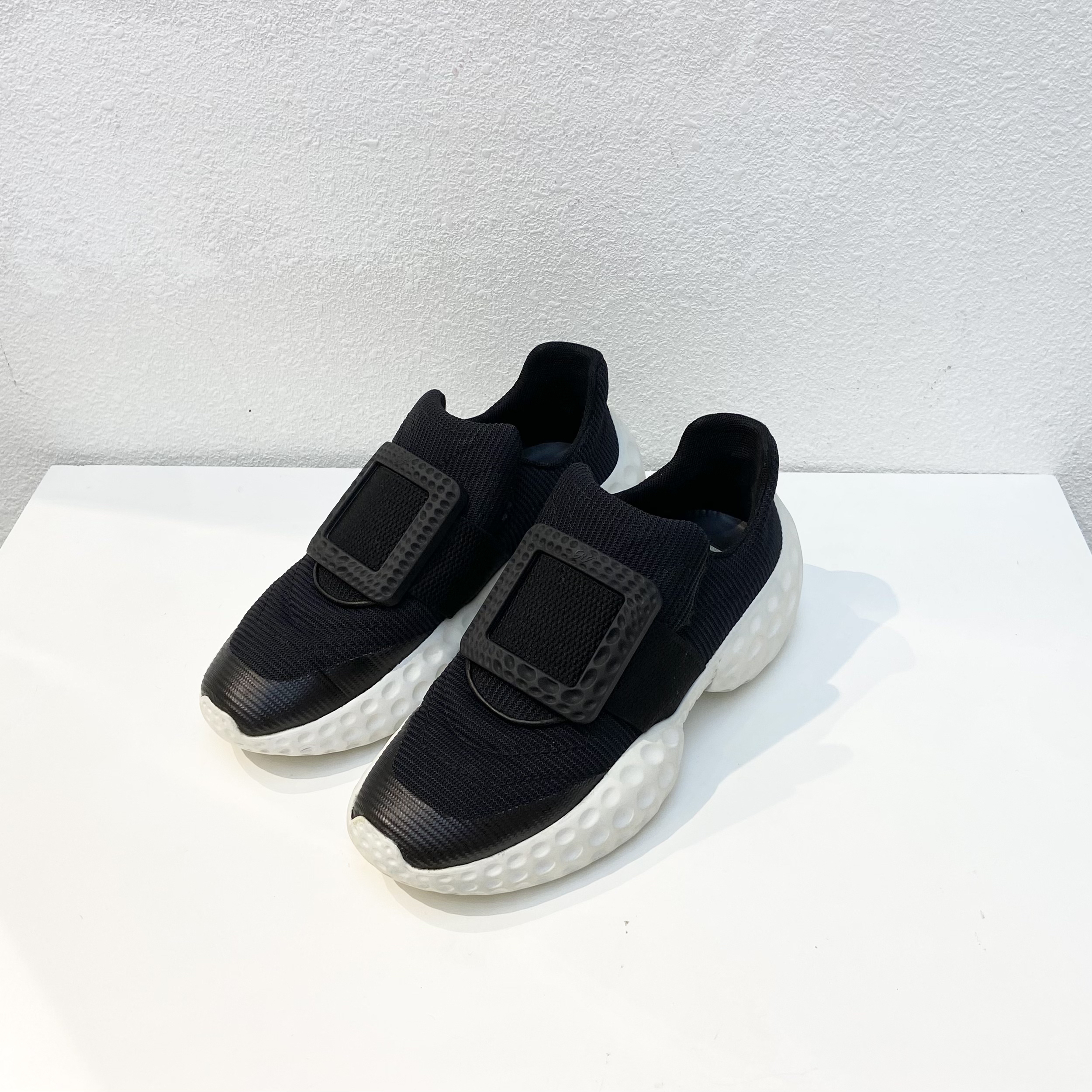 99新 Roger Vivier/罗杰·维威耶 黑色经典方扣运动鞋37.5码2750