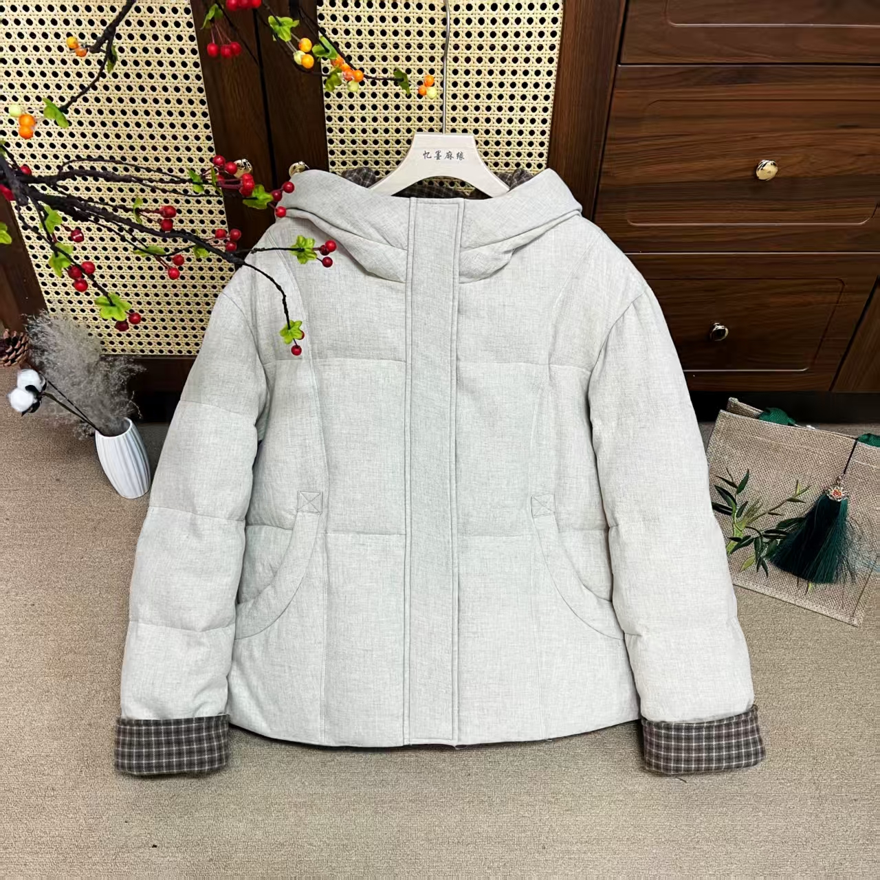 悦悦麻衣【雪域】2025款拼接格子女士短款连帽休闲百搭羽绒服56501