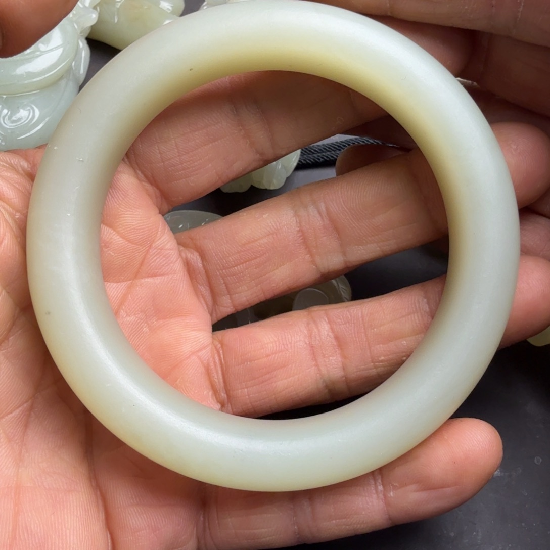 和田玉手镯未镶嵌