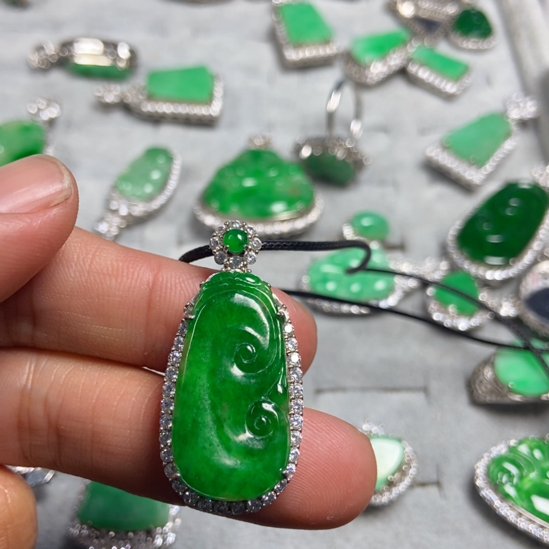 翡翠颈饰未镶嵌海****零如意