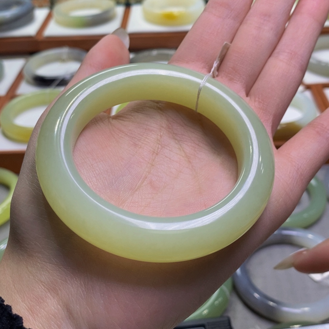 和田玉手镯未镶嵌且末暖黄55➕