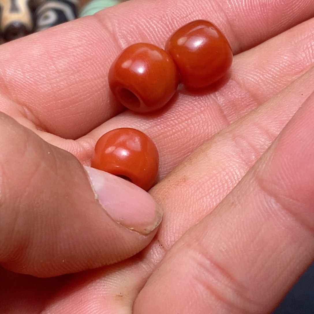 DIY琉璃珠子的颜色是蓝色和白色