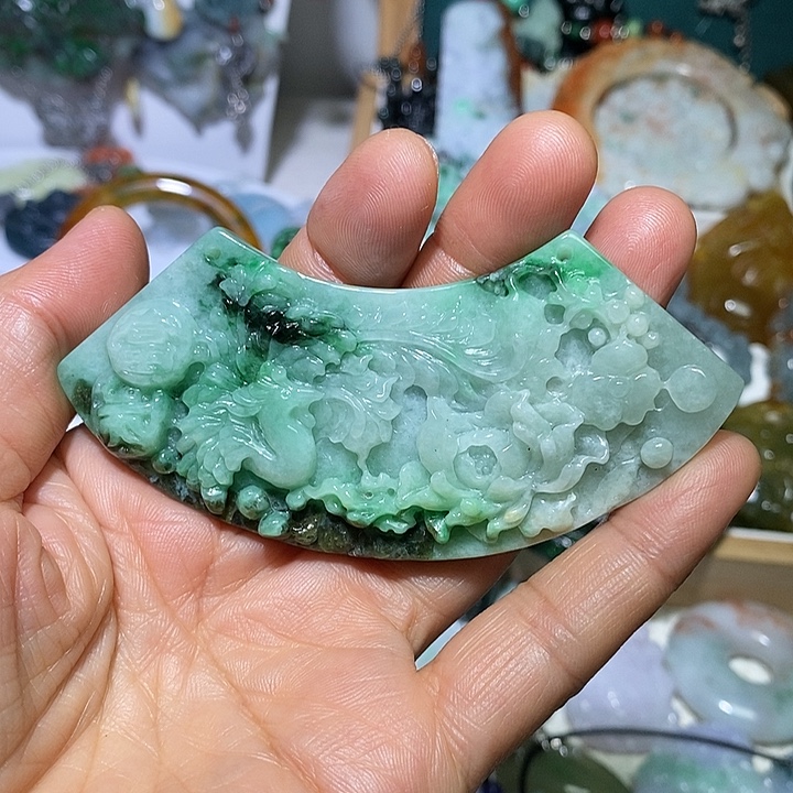 翡翠未镶嵌吊坠(赠链)