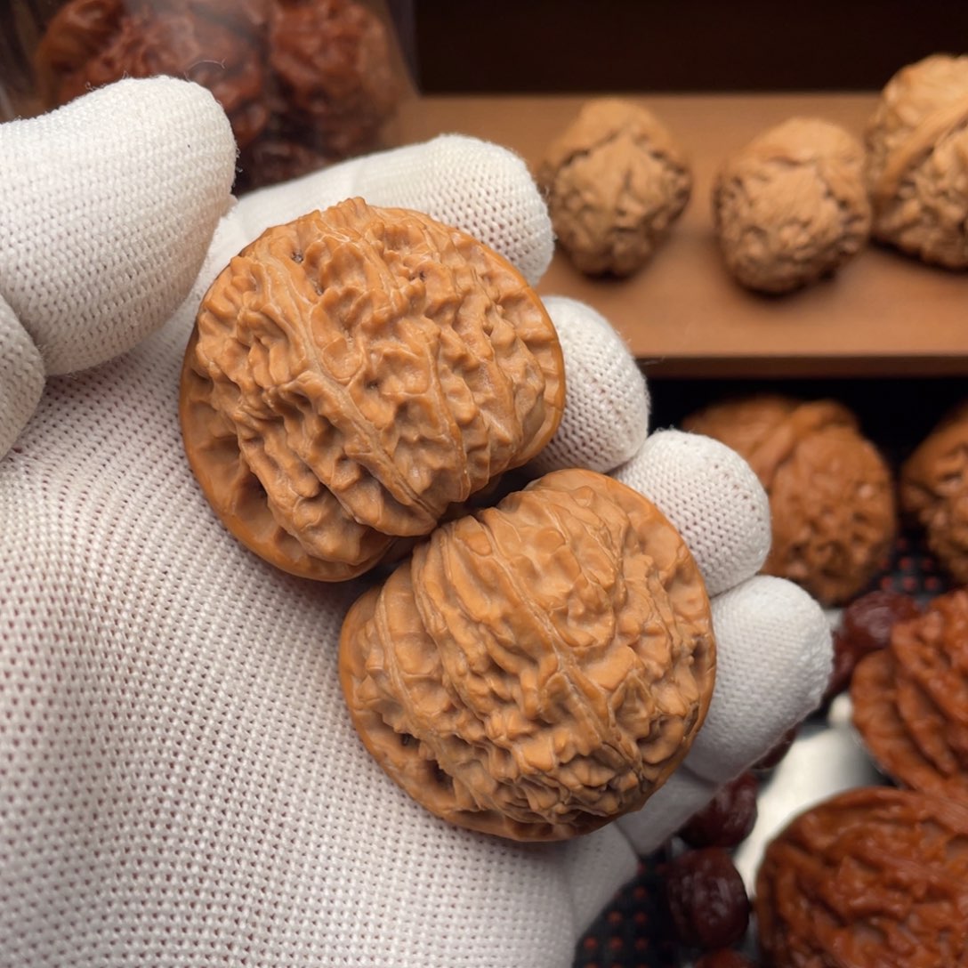 文玩核桃吊坠三角白