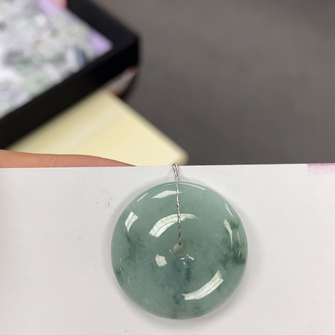 翡翠颈饰未镶嵌平安扣