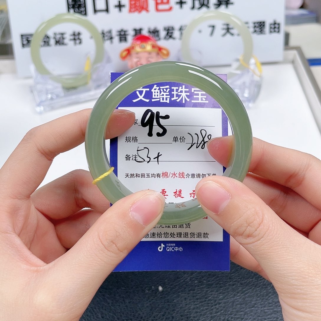 和田玉手镯未镶嵌