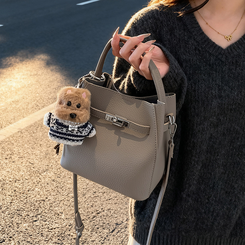 高级感复古秋冬包包女款爆款2025新款百搭斜挎包流行手提包水桶包